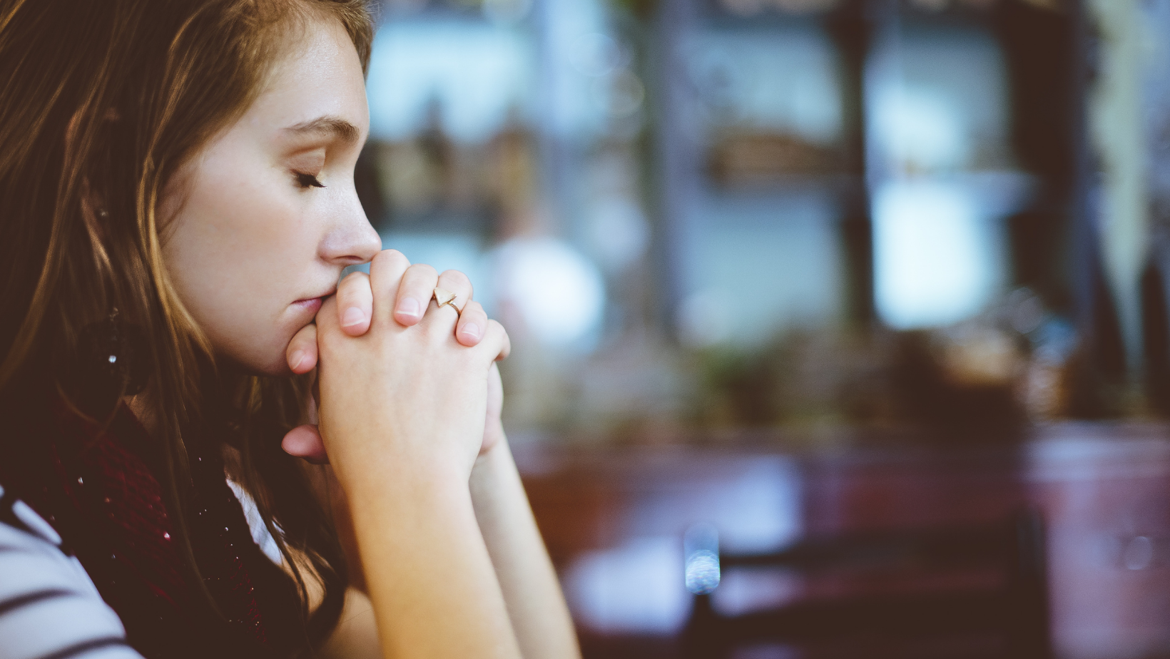 girl praying to God